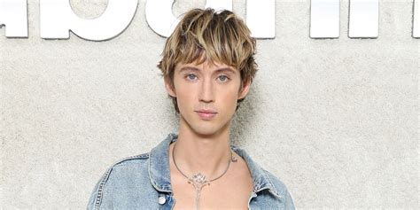 Troye Sivan Talks Going Nude & Showing His Body in Sexy。